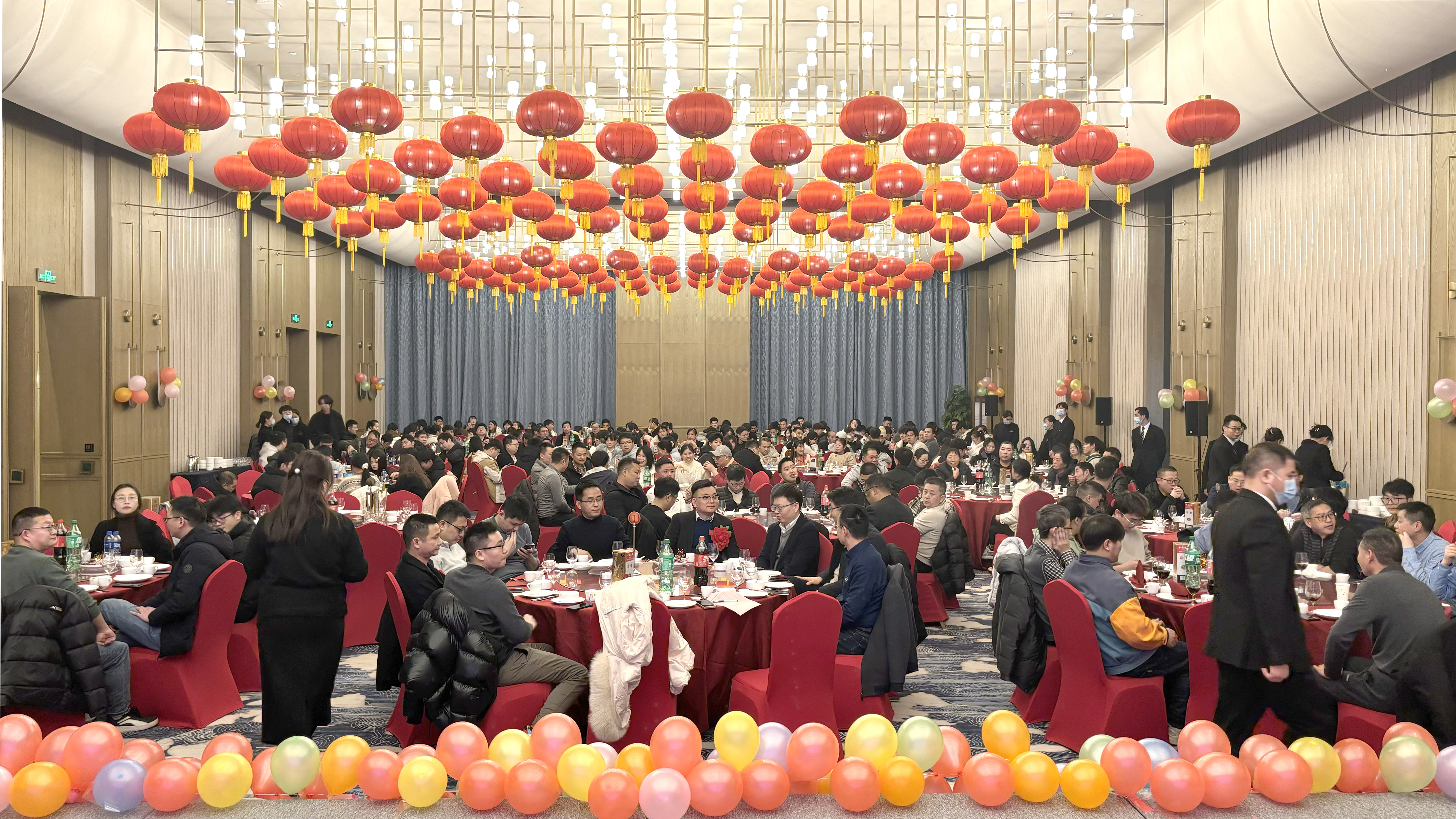乘风破浪创佳绩 继往开来铸辉煌  15vip太阳成微2023年度表彰大会暨2024年迎春晚会胜利召开
